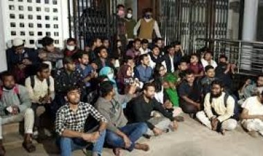 প্রক্টর অফিসের সামনে কাওয়ালী গেয়ে প্রতিবাদ