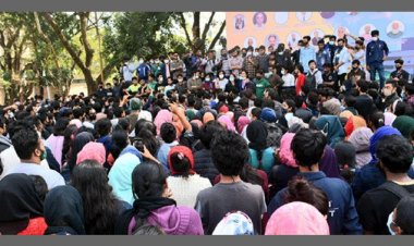 ভিসিকে ক্যাম্পাসে অবাঞ্ছিত ঘোষণা, চলবে আন্দোলন