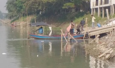 মুন্সিগঞ্জে গৌরগঞ্জ খাল সাঁতরে পার হয় ৪ ইউনিয়নের মানুষ