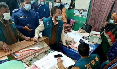 দৌলতপুর সাব-রেজিস্ট্রি অফিসে ঘুষের ৩ লাখ টাকাসহ অফিস সহকারী মুন্নি আটক