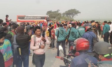 গাজীপুরে সড়ক অবরোধ করে পোশাকশ্রমিকদের বিক্ষোভ