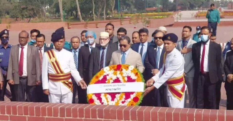জাতীয় স্মৃতিসৌধে প্রধান বিচারপতির শ্রদ্ধা