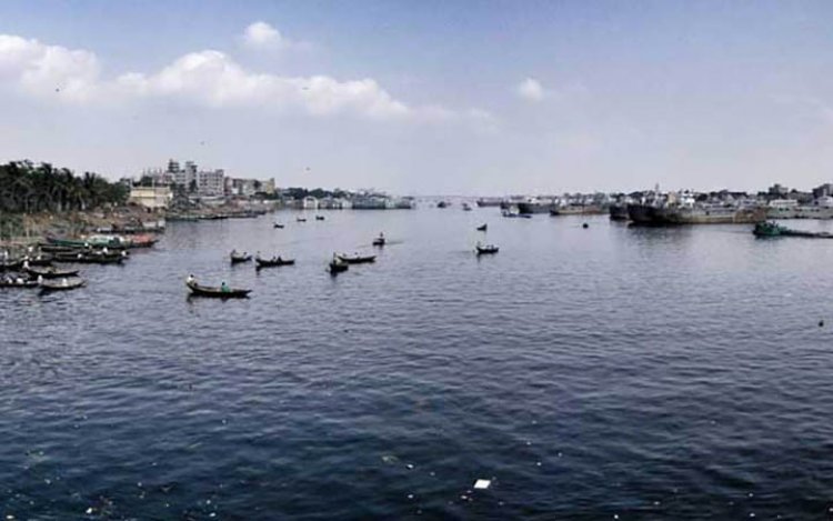 বুড়িগঙ্গায় ট্রলারডুবি : আটক ৪