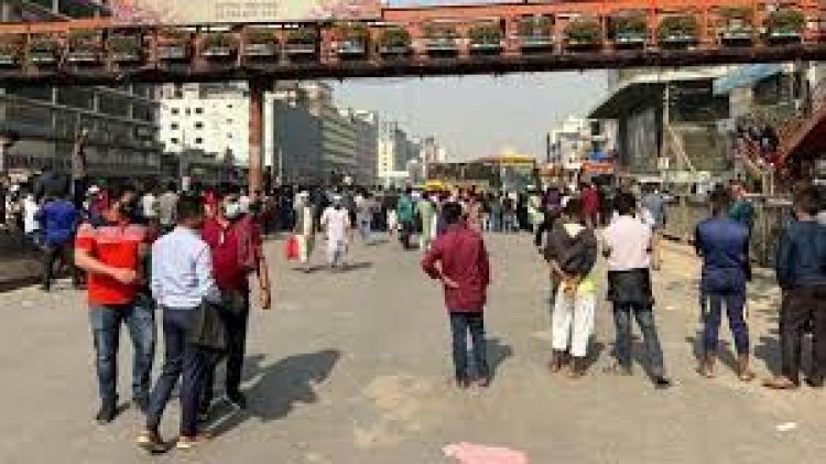 উত্তরায় হকারদের সড়ক অবরোধ, যান চলাচল বন্ধ
