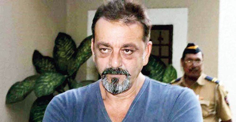 কারাগারে ঠোঙা বানাতেন সঞ্জয় দত্ত, প্রতিটিতে পেতেন ২০ পয়সা