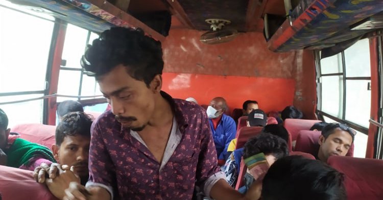 গণপরিবহনে স্বাস্থ্যবিধির বালাই নেই, মাস্ক পরায় অনীহা