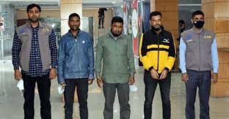 সরকারি চাকরির প্রলোভন দেখিয়ে ব্লাঙ্ক চেক-স্ট্যাম্প নিতেন তারা
