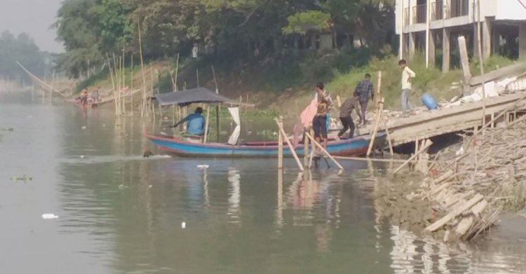 মুন্সিগঞ্জে গৌরগঞ্জ খাল সাঁতরে পার হয় ৪ ইউনিয়নের মানুষ