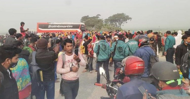 গাজীপুরে সড়ক অবরোধ করে পোশাকশ্রমিকদের বিক্ষোভ