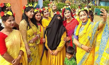 দিনাজপুরে বসন্ত উৎসবে তরুণীরা