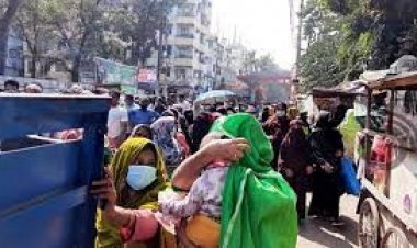 কোলের শিশু নিয়ে টিসিবির লাইনে ঘণ্টার পর ঘণ্টা অপেক্ষা