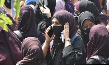 হিজাব ইস্যুতে পিছু হটতে পারে কর্ণাটক