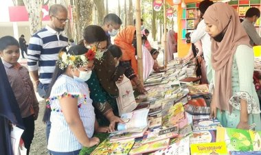 ছুটির দিনে  জমে উঠেছে বইমেলা