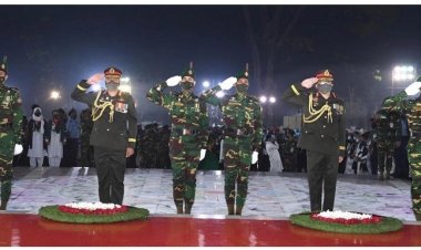 শহীদ মিনারে রাষ্ট্রপতি-প্রধানমন্ত্রীর শ্রদ্ধা