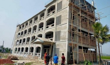 কাজ শেষ না হতেই হেলে পড়ল স্কুল ভবন!