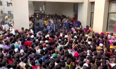 সাভারে  টিকা কেন্দ্রে জনস্রোত: পুলিশের লাঠিপেটায় আহত ১৪