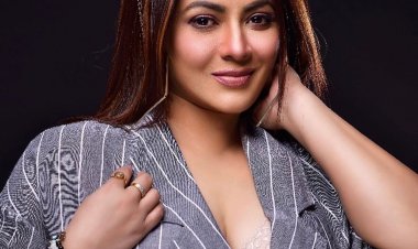 ভালোবাসার চিহ্ন দেখিয়ে কীসের ইঙ্গিত দিলেন শ্রীলেখা