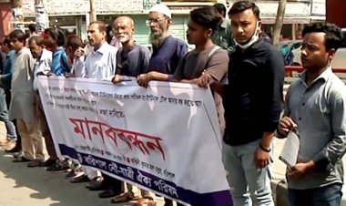 লঞ্চে হাফ ভাড়া নিশ্চিতসহ ১২ দাবিতে মানববন্ধন