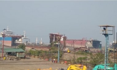 ইস্পাত থেকে আসবাব সবই মেলে জাহাজ ভাঙা শিল্পে