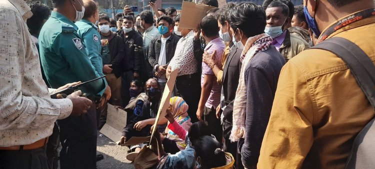 কিডনি হাসপাতালে ডায়ালাইসিস বন্ধ, রোগীদের সড়ক অবরোধ