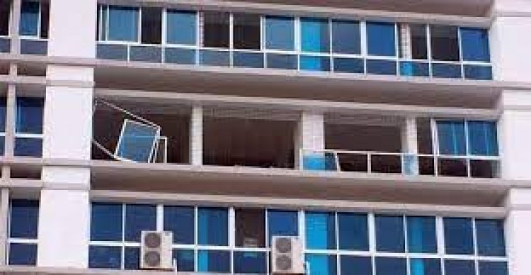 বাতাসেই ভেঙে পড়ছে ৭০ কোটি টাকার ভবনের জানালা