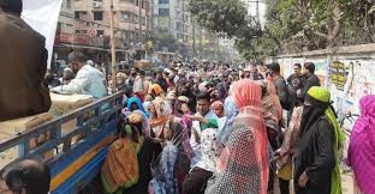 ‘সরকার কয় দেশে গরিব নাই, এরা সবাই কি কোটিপতি?’