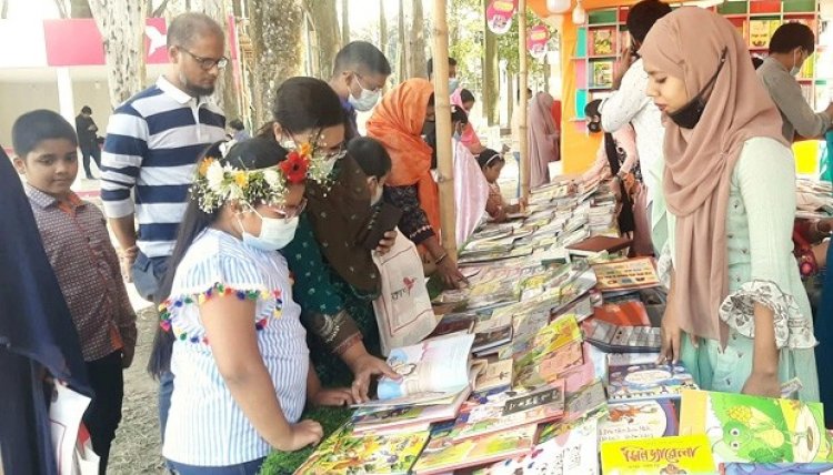 ছুটির দিনে জমে উঠেছে বইমেলা