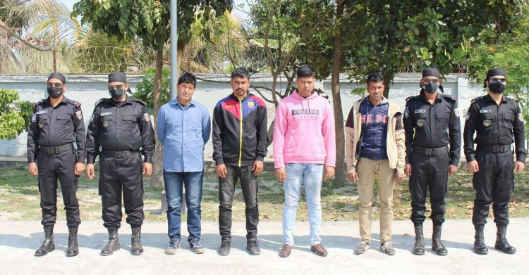 ডিবি পুলিশ পরিচয় দিয়ে ছিনতাই