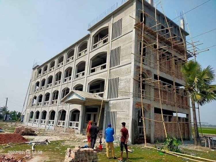 কাজ শেষ না হতেই হেলে পড়ল স্কুল ভবন!