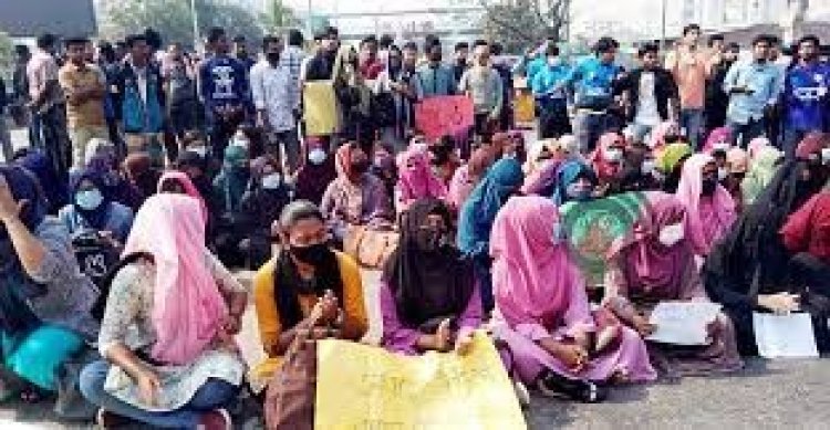 বিশ্ববিদ্যালয় শিক্ষার্থীকে ধর্ষণ: আটক ৩, মহাসড়ক অবরোধ করে আন্দোলন