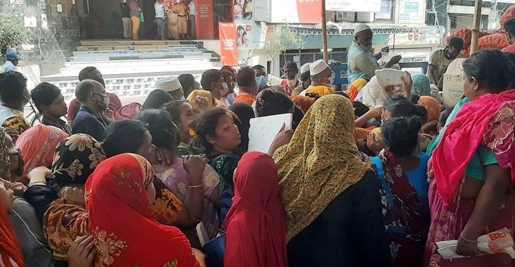 টিসিবির গাড়ি আসতেই হুড়াহুড়ি