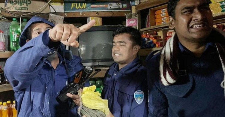 ব্যবসায়ীর টাকা ছিনতাই, ৩ পুলিশ সদস্য আটক