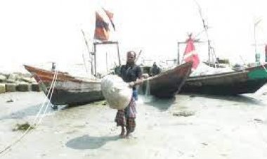 তীরে ফিরেছেন জেলেরা, দাবি কিস্তি বন্ধের