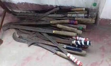 চবির দুই হল থেকে বিপুল সংখ্যক দেশীয় অস্ত্র উদ্ধার