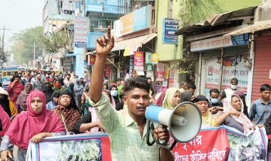 চাঁদপুরে ব্যবসায়ী হত্যার বিচারের দাবিতে লাশ নিয়ে সড়ক অবরোধ