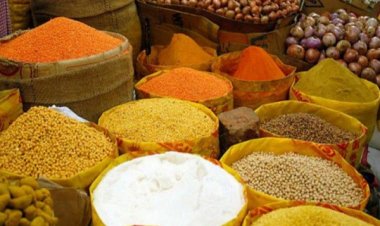 কমেছে পেঁয়াজের ঝাঁজ, দাম বাড়তি তেল চিনির