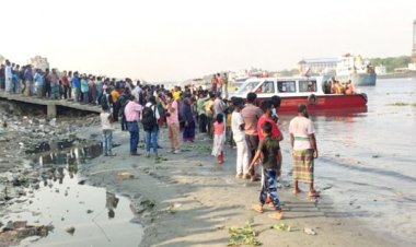 শীতলক্ষ্যায় লঞ্চডুবি: মরদেহের আশায় ছোটাছুটি করছেন স্বজনরা