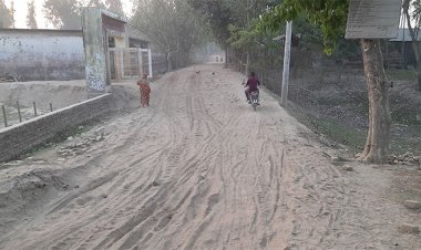 এবড়োথেবড়ো সড়কে চরম ভোগান্তিতে ২০ গ্রামের মানুষ