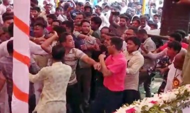 আ’লীগের সম্মেলনে কেন্দ্রীয় নেতার সামনেই কর্মীদের চেয়ার ছোড়াছুড়ি