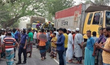 মেহেরপুরে দাঁড়িয়ে থাকা কাভার্ড ভ্যানে মিনি ট্রাকের ধাক্কায় নিহত ২