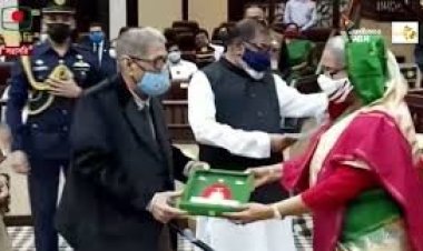 স্বাধীনতা পুরস্কার তুলে দিলেন প্রধানমন্ত্রী