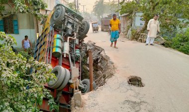 সোনারগাঁয়ে ঝুঁকিপূর্ণ সেতু ভেঙে ট্রাক খালে