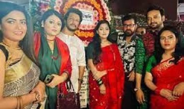 মোমবাতি জ্বেলে শহীদদের স্মরণ, মধ্যরাতে ফুল দিলেন কাঞ্চন-নিপুণরা