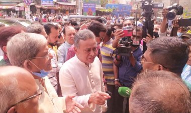 বিএনপিকে বেতারকেন্দ্রে যেতে দেয়নি পুলিশ: বিপ্লব উদ্যানে মির্জা ফখরুলের শ্রদ্ধা