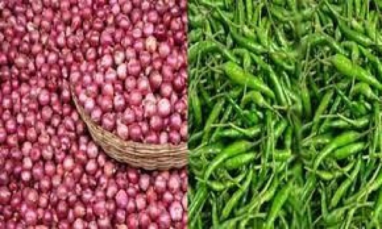 তেলের সঙ্গে পাল্লা দিয়ে বাড়ছে কাঁচা মরিচ-পেঁয়াজের দাম