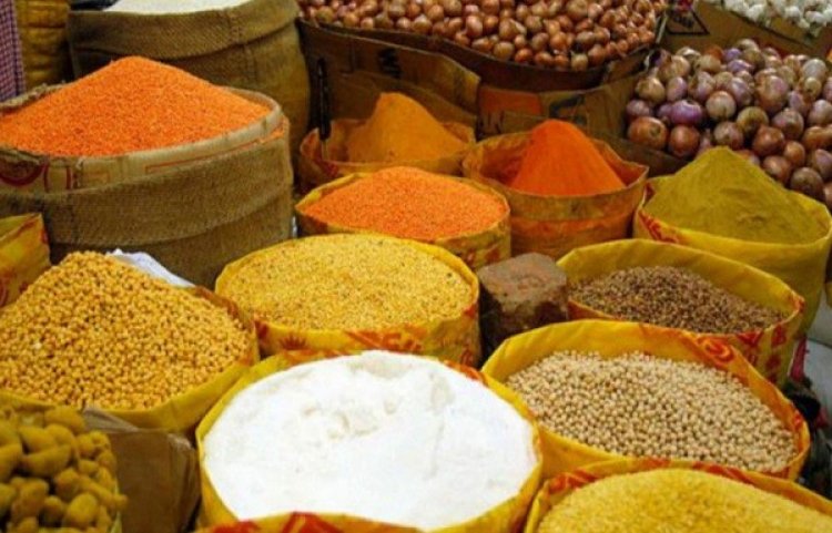 কমেছে পেঁয়াজের ঝাঁজ, দাম বাড়তি তেল চিনির