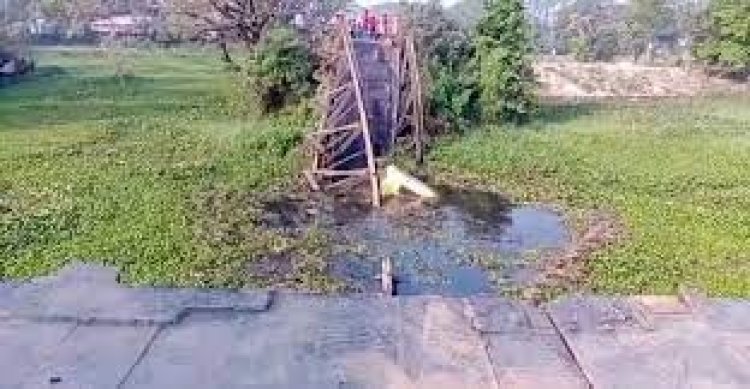 সেতু ভেঙে টঙ্গীবাড়ী-মাওয়া যোগাযোগ বন্ধ