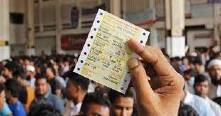 রাত ৩টায় দাঁড়িয়েও মেলেনি ট্রেনের টিকিট