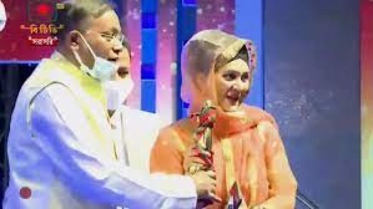 আনোয়ারাকে দিয়ে শুরু হলো জাতীয় চলচ্চিত্র পুরস্কার প্রদান