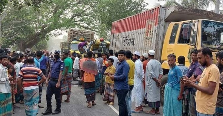 মেহেরপুরে দাঁড়িয়ে থাকা কাভার্ড ভ্যানে মিনি ট্রাকের ধাক্কায় নিহত ২